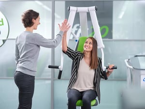 Fit20 medewerker geeft klant een high five