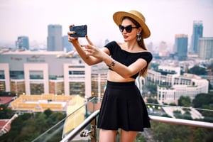 influencer maakt foto op het dak van een hotel
